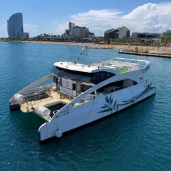 Catamaran Cala San Vicente Barcelona 16