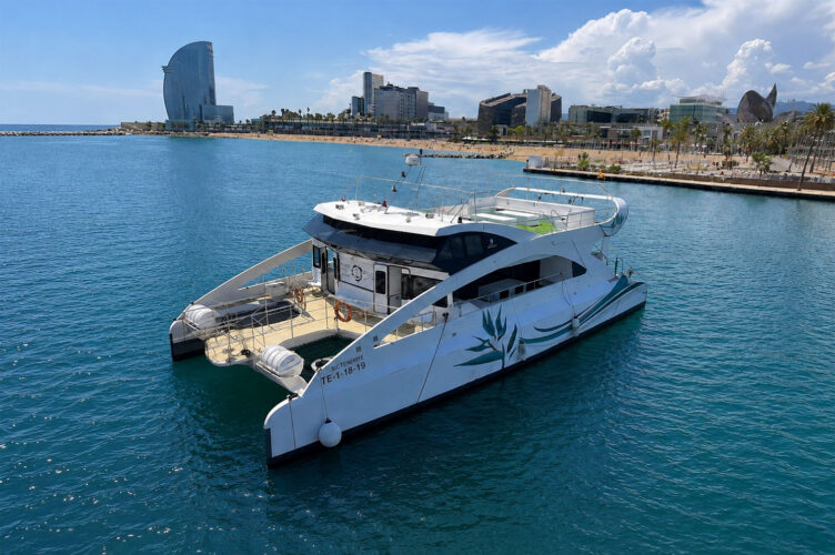 Catamaran Cala San Vicente Barcelona 16