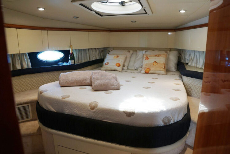 yacht Sunseeker Camargue 52 Barcelona 16