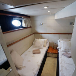 yacht Sunseeker Camargue 52 Barcelona 9