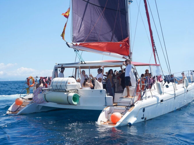 Catamaran Voyage 450 DC Barcelona 21
