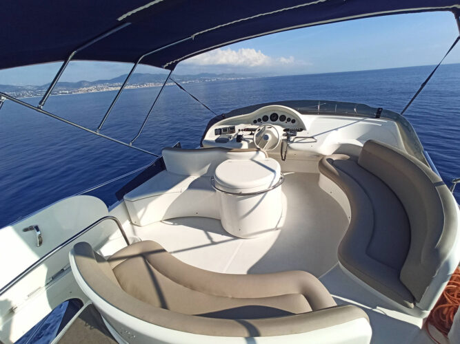rent yacht Azimut 46 Barcelona 32