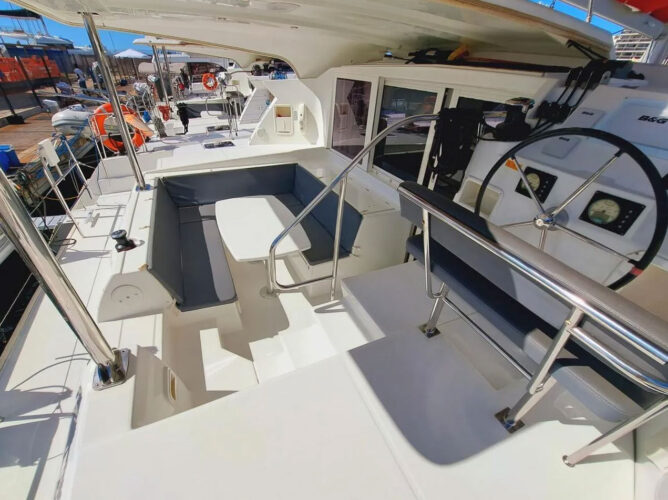 Catamaran Lagoon 421 Barcelona 10