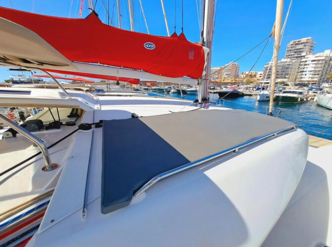 Catamaran Lagoon 421 Barcelona 8