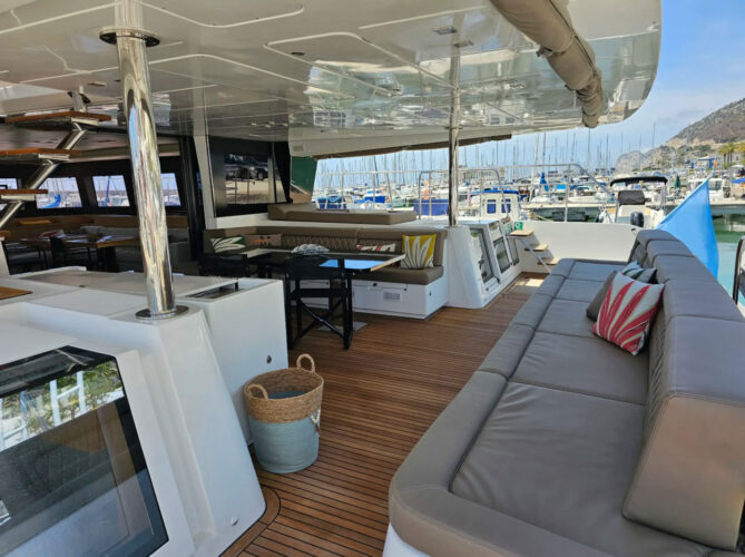 Catamaran Lagoon 630 Barcelona 19