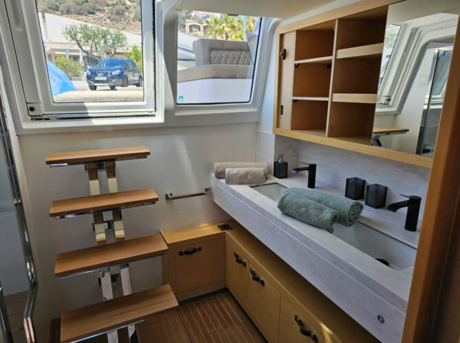 Catamaran Lagoon 630 Barcelona 6