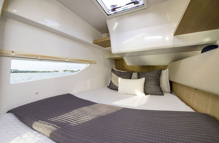 Motorboat Aquila 36 Barcelona 10
