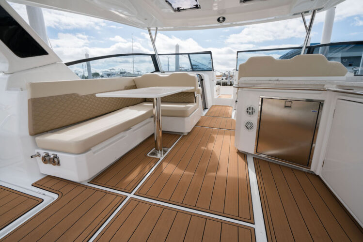 Motorboat Aquila 36 Barcelona 12