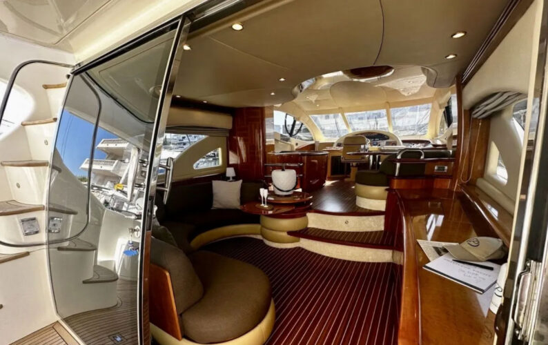 Yacht Azimut 55 Roses 18